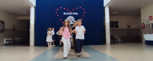 Uroczystość z okazji Dnia Rodziny – 1b świętuje z sercem!