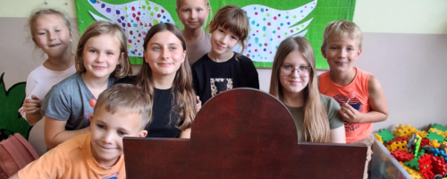 Projekt edukacyjny "Tutoring rówieśniczy z kamishibai - starsi czytają, młodzi słuchają"