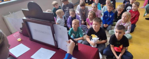 Rawicki niedźwiedź w świetlicy szkolnej