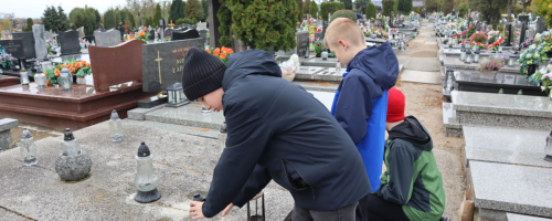 Szkolny Klub Wolontariatu z SP w Sierakowie na cmentarzu w Rawiczu